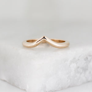 Point Band in Yellow Gold