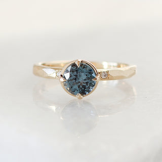 Round blue spinel ring in yellow gold, front view