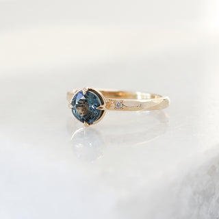 Round blue spinel ring in yellow gold, quarter view