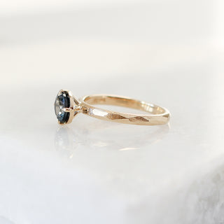 Round blue spinel ring in yellow gold, half view
