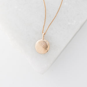 beach textured necklace in yellow gold