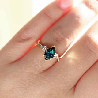 Kite green sapphire ring in yellow gold on hand