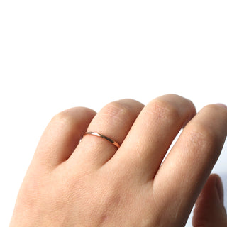 Hammered thin band in rose gold, on hand