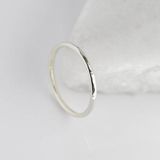Hammered thin band in white gold, front view