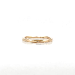 Hammered thin band in yellow gold, front view