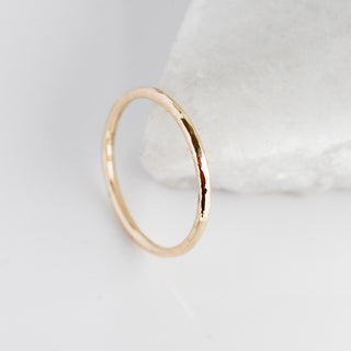 Hammered thin band in yellow gold, side view