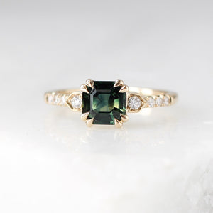 Square cut green sapphire ring in yellow gold front view