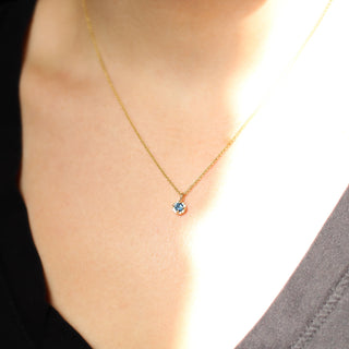Blue sapphire necklace in yellow gold worn