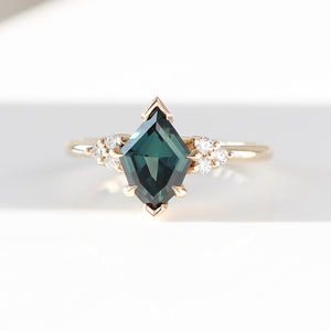 Kite green sapphire ring in yellow gold front view 