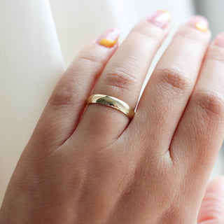 Classic light 4mm band in yellow gold on hand