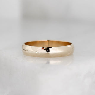 Classic light band in yellow gold front view