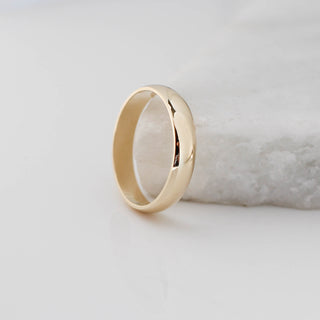 Classic light band in yellow gold profile view