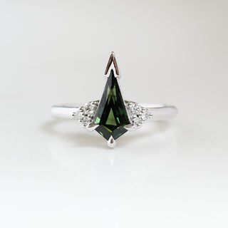 Kite green sapphire ring in white gold front view