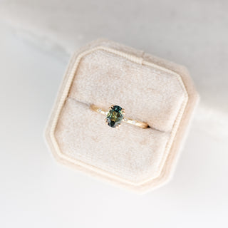 Yellow gold ring with green sapphire, in ring box