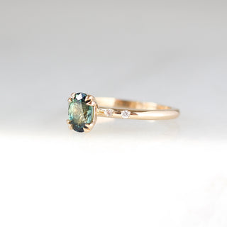 Yellow gold ring with green sapphire, quarter view