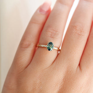 Yellow gold ring with green sapphire, on hand