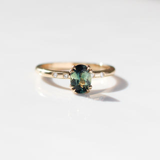 Yellow gold ring with green sapphire, front view