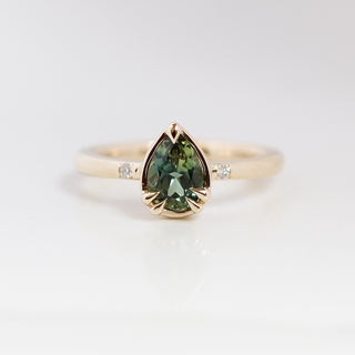 Pear green sapphire ring in yellow gold front view