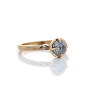 Round Brilliant cut diamond ring in yellow gold quarter view