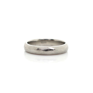Hammered Medium Band in white gold 