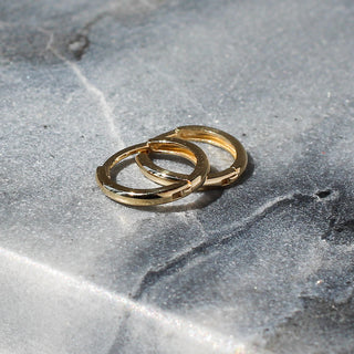 Smooth Hoops quarter view on grey stone