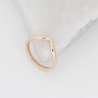 Point Band in Yellow Gold side view 