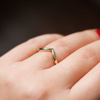 Point Band in Yellow Gold on hand side view